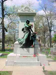 A color photo of the monument to the anarchist Haymarket martyrs, Waldheim Cenetary, Chicago